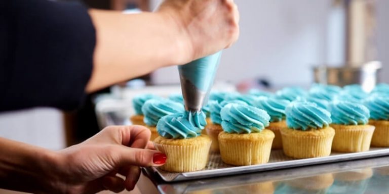4 3 Shockingly Easy Ways to Frost Cupcakes without a Tip