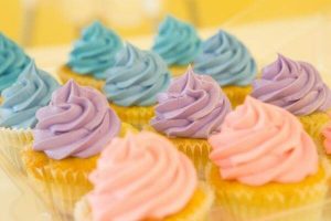 2 Quick Ways to Freeze Cupcakes & How to Defrost Them