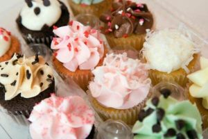 2 Quick Ways to Freeze Cupcakes & How to Defrost Them